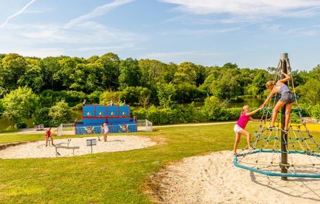 Aires de jeux pour les enfants au parc du loisirs en Bretagne